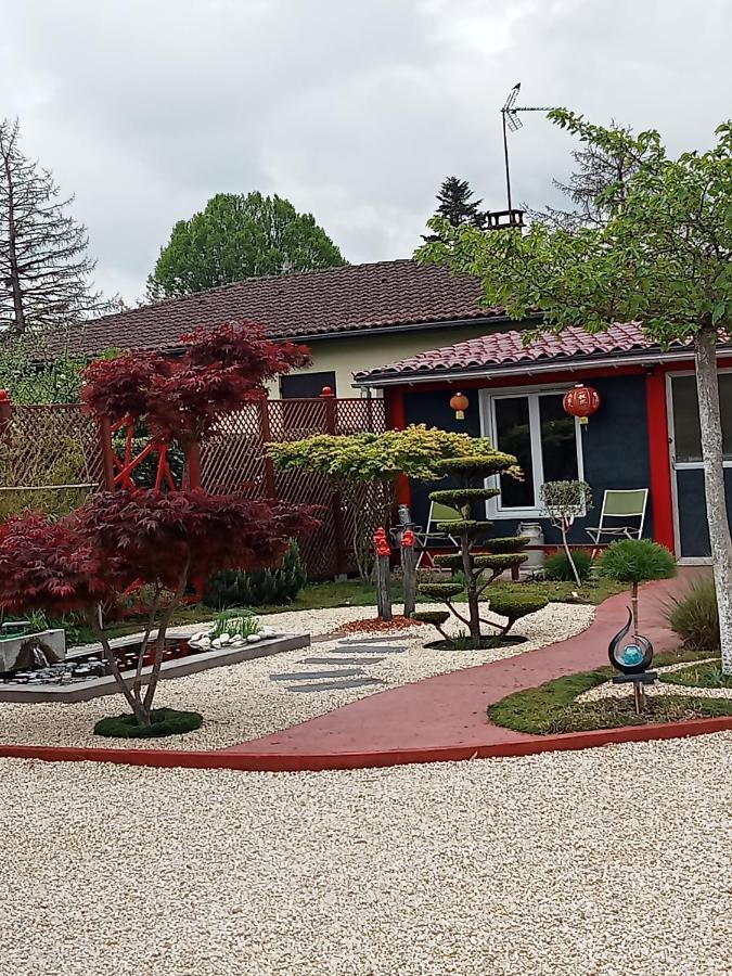 Une Pause Quelque Part Avec Recharge Pour Voiture Electrique Saint-Medard-de-Guizieres Exterior foto